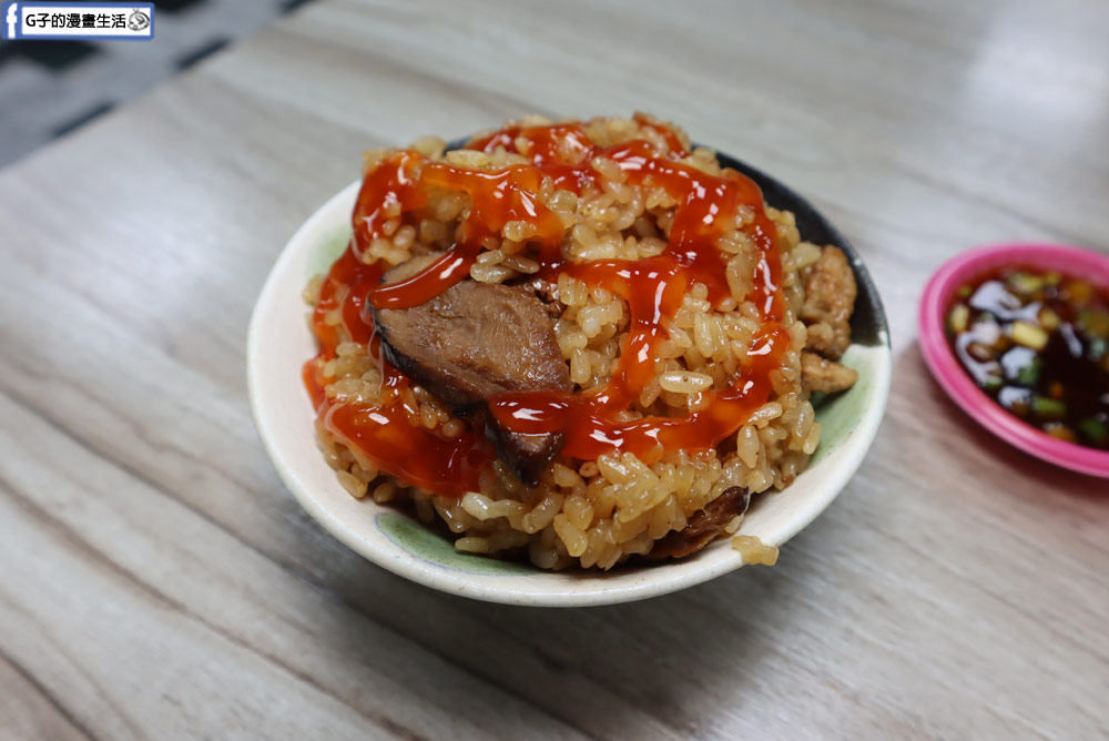 中和廟口美食-双囍油飯(黑白切),油飯、紅燒肉、炸豆包、粉腸湯必吃 @G子的漫畫生活 中和廟口美食-双囍油飯(黑白切),油飯、紅燒肉、炸豆包、粉腸湯必吃 @G子的漫畫生活