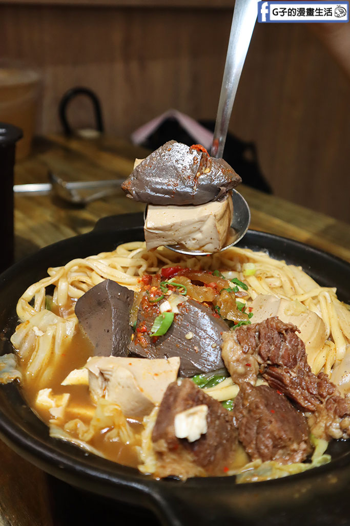 麻香牛腱湯濃郁香Q!蘆洲火鍋必吃「初鼎陶燒小鍋」高CP值小火鍋 @G子的漫畫生活 麻香牛腱湯濃郁香Q!蘆洲火鍋必吃「初鼎陶燒小鍋」高CP值小火鍋 @G子的漫畫生活
