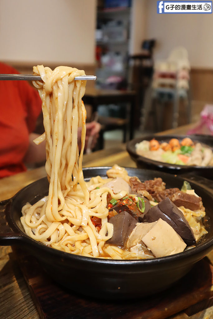 麻香牛腱湯濃郁香Q!蘆洲火鍋必吃「初鼎陶燒小鍋」高CP值小火鍋 @G子的漫畫生活 麻香牛腱湯濃郁香Q!蘆洲火鍋必吃「初鼎陶燒小鍋」高CP值小火鍋 @G子的漫畫生活