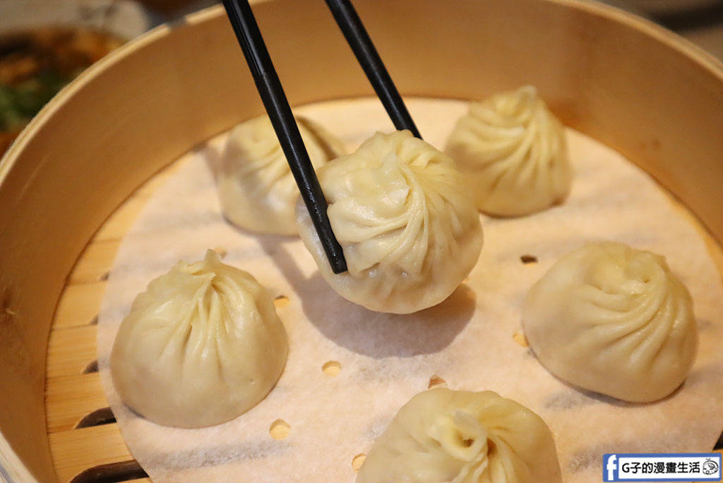 台北美食推薦-漢來上海湯包 台北Dream Plaza店,漢來美食不多不少18摺小籠湯包 @G子的漫畫生活