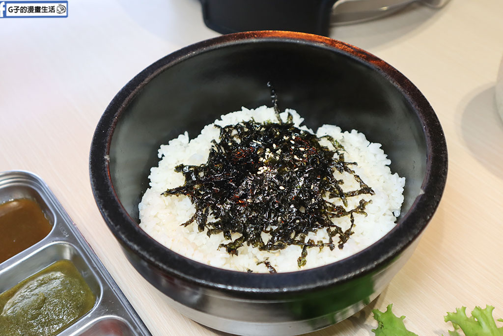 桃園火車站美食推薦|燒桶子韓食烤肉統領店:無煙燒肉約會首選!秘醬豬肉、春川辣炒雞與海鮮煎餅超滿足 @G子的漫畫生活 桃園火車站美食推薦|燒桶子韓食烤肉統領店:無煙燒肉約會首選!秘醬豬肉、春川辣炒雞與海鮮煎餅超滿足 @G子的漫畫生活