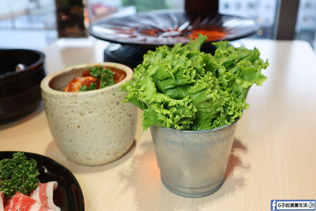 桃園火車站美食推薦｜燒桶子韓食烤肉統領店：無煙燒肉約會首選！秘醬豬肉、春川辣炒雞與海鮮煎餅超滿足 @G子的漫畫生活