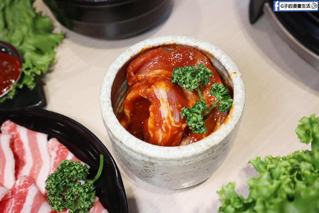 桃園火車站美食推薦|燒桶子韓食烤肉統領店:無煙燒肉約會首選!秘醬豬肉、春川辣炒雞與海鮮煎餅超滿足 @G子的漫畫生活 桃園火車站美食推薦|燒桶子韓食烤肉統領店:無煙燒肉約會首選!秘醬豬肉、春川辣炒雞與海鮮煎餅超滿足 @G子的漫畫生活
