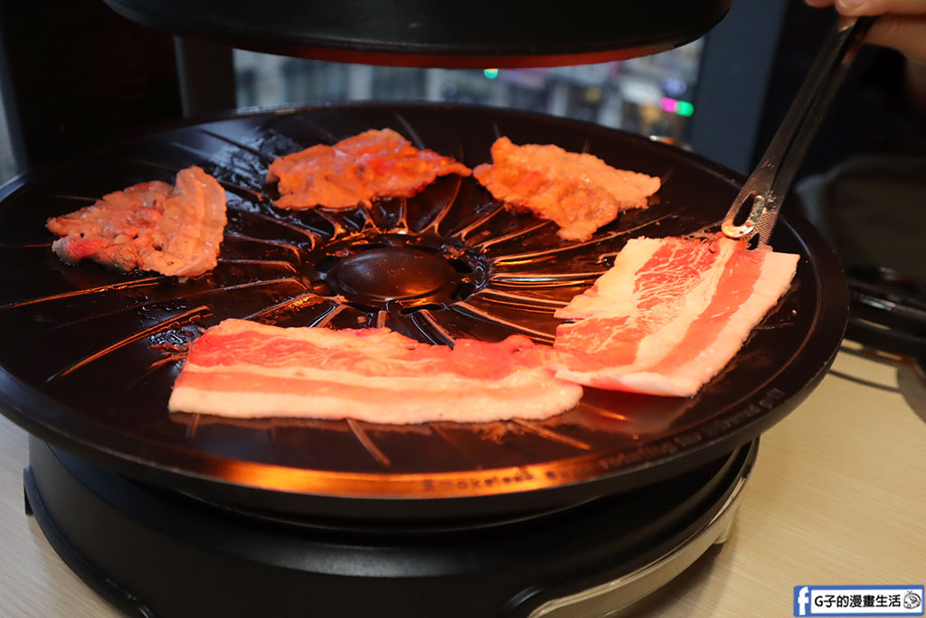 桃園火車站美食推薦|燒桶子韓食烤肉統領店:無煙燒肉約會首選!秘醬豬肉、春川辣炒雞與海鮮煎餅超滿足 @G子的漫畫生活 桃園火車站美食推薦|燒桶子韓食烤肉統領店:無煙燒肉約會首選!秘醬豬肉、春川辣炒雞與海鮮煎餅超滿足 @G子的漫畫生活
