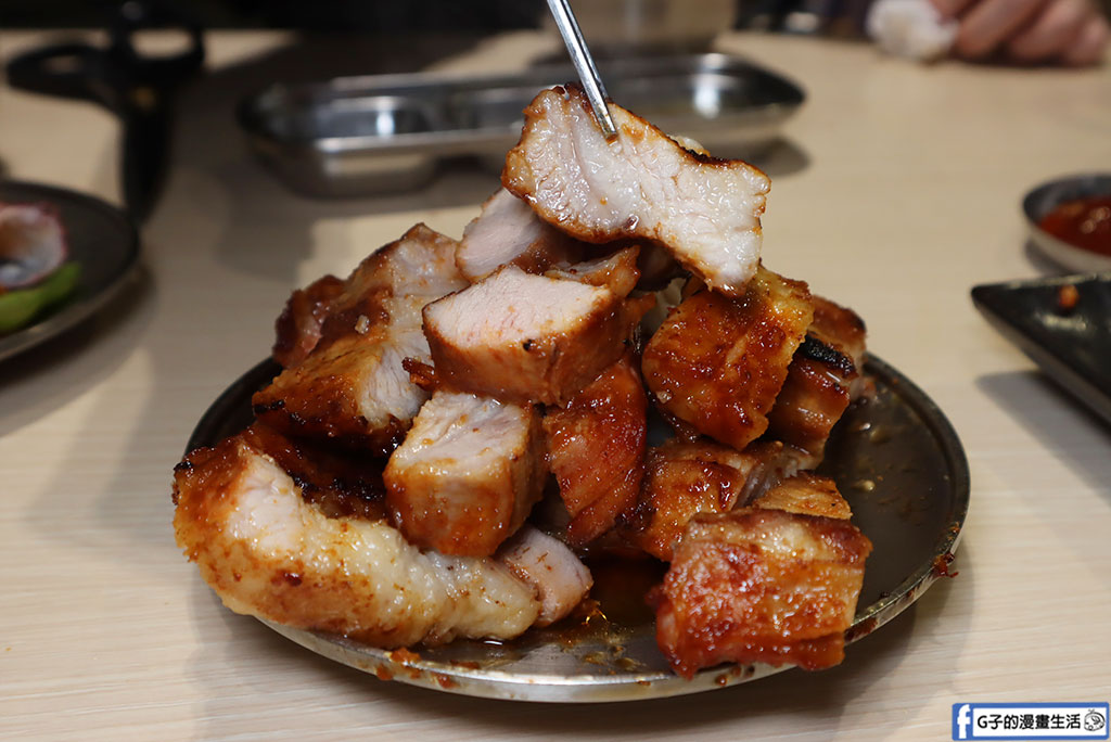 桃園火車站美食推薦|燒桶子韓食烤肉統領店:無煙燒肉約會首選!秘醬豬肉、春川辣炒雞與海鮮煎餅超滿足 @G子的漫畫生活 桃園火車站美食推薦|燒桶子韓食烤肉統領店:無煙燒肉約會首選!秘醬豬肉、春川辣炒雞與海鮮煎餅超滿足 @G子的漫畫生活