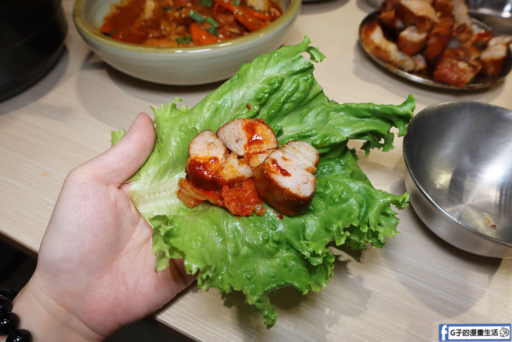 桃園火車站美食推薦|燒桶子韓食烤肉統領店:無煙燒肉約會首選!秘醬豬肉、春川辣炒雞與海鮮煎餅超滿足 @G子的漫畫生活 桃園火車站美食推薦|燒桶子韓食烤肉統領店:無煙燒肉約會首選!秘醬豬肉、春川辣炒雞與海鮮煎餅超滿足 @G子的漫畫生活