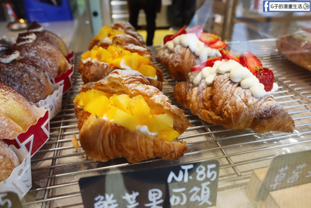 蘆洲麵包甜點推薦|湘鄰下午茶麵包店:必吃杜拜巧克力Q餅、酥皮蛋黃酥,有內用區和免費機車停車區! @G子的漫畫生活