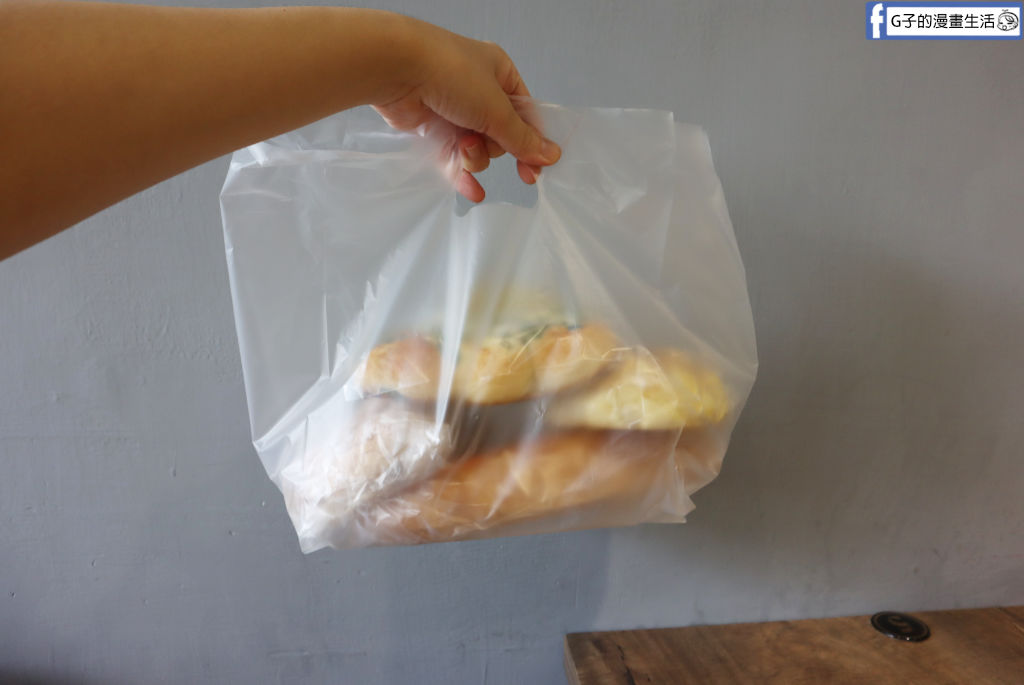 蘆洲麵包甜點推薦|湘鄰下午茶麵包店:必吃杜拜巧克力Q餅、酥皮蛋黃酥,有內用區和免費機車停車區! @G子的漫畫生活