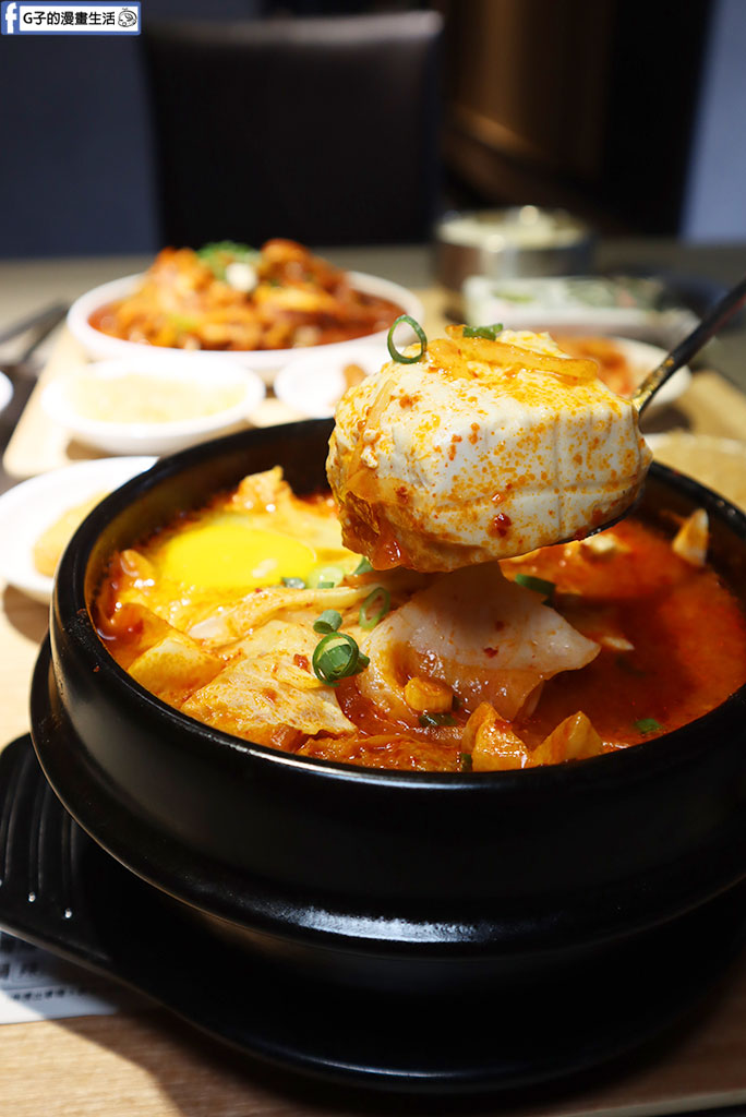 【新莊美食】韓癮韓式料理｜新開幕平價韓式豆腐鍋、韓式蒸蛋和海鮮煎餅必吃，小菜吃到飽聚餐推薦（捷運新莊站） @G子的漫畫生活