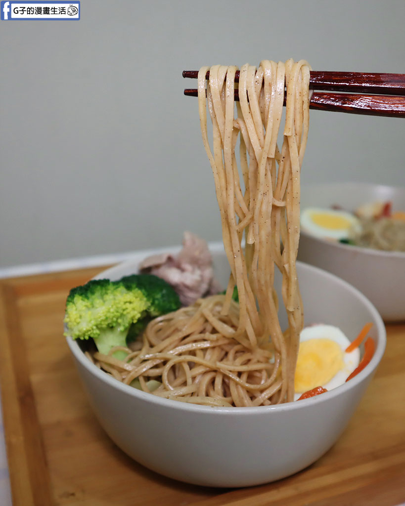 【網購美食】日日好食好控麵開箱｜好控直麵/高纖膳控細麵實測，乾麵湯麵自由度UP，口感Q彈不軟爛 @G子的漫畫生活