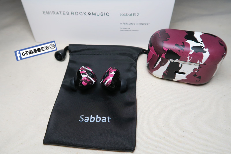 真無線藍芽耳機推薦-Sabbat E12 迷彩新色好酷~CP值高真無線入耳式耳機開箱,軍事迷.超強續航力充電艙 @G子的漫畫生活