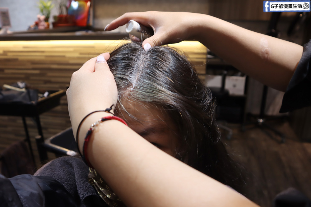 板橋染髮推薦-七大界髮廊板橋店,不用漂髮的質感墨綠色,2022流行染髮髮色 @G子的漫畫生活